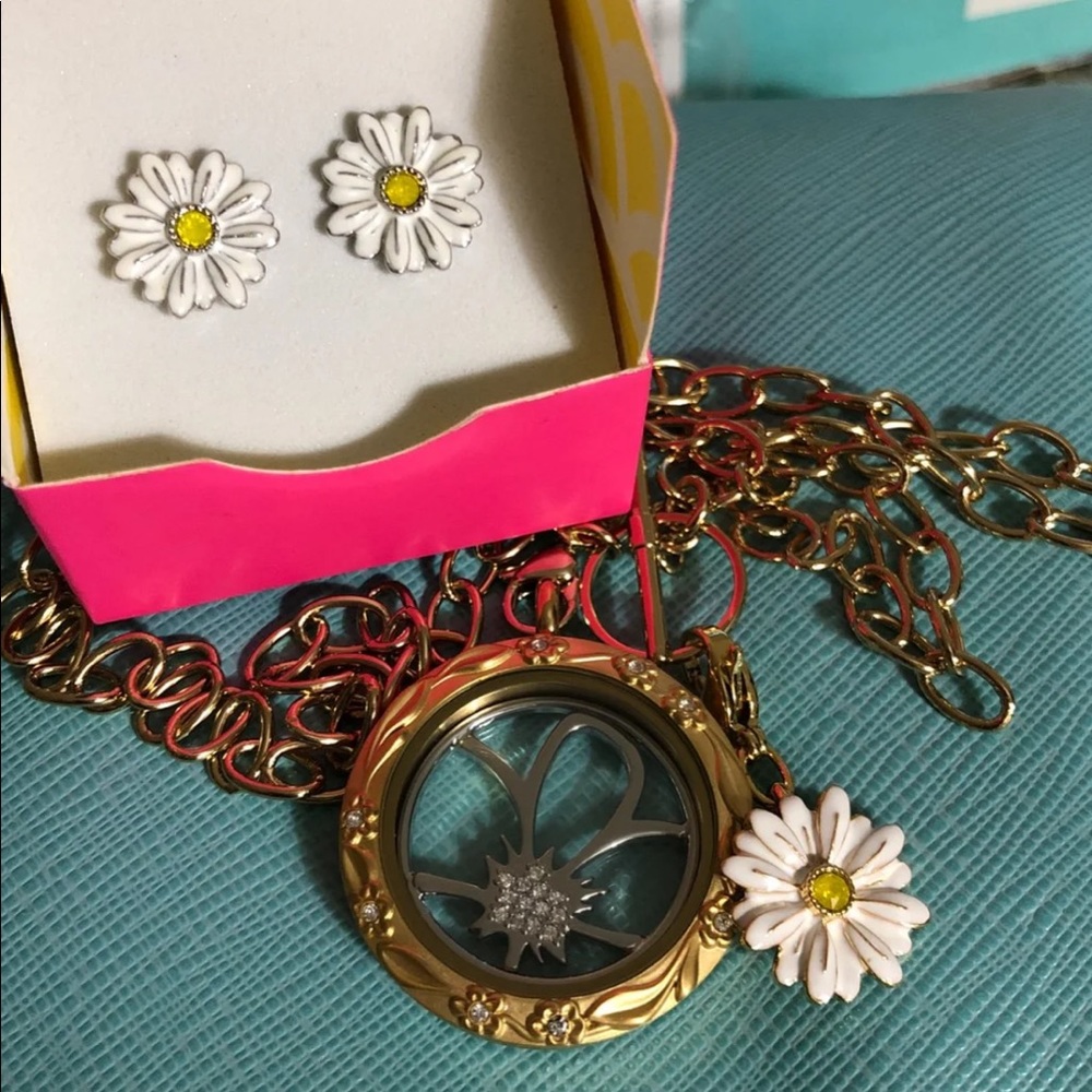 Gold Floral Hostess Exclusive Locket Set